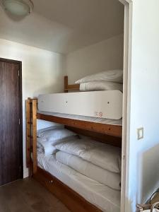 two bunk beds in a room with towels at Evasion en bord de Mer in Quiberon