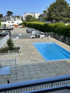 a swimming pool next to a parking lot at Evasion en bord de Mer in Quiberon