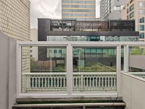 Unit M Hostel في سول: شرفة مطلة على المدينة