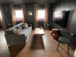 a living room with a couch and a coffee table at La Black Casa in Zafra