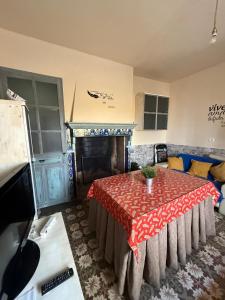 a living room with a table and a couch at An Ca La Abuela Pilar in El Real de la Jara