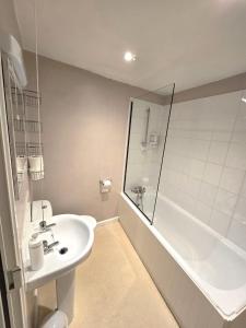 Ένα μπάνιο στο Cawley Priory, Spacious 2 Bedroom City Centre Flat with Parking Space - Chichester Holiday Properties