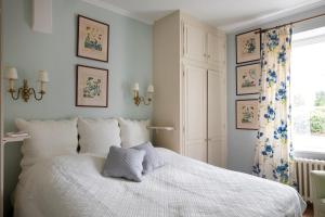 a bedroom with a white bed and a window at Die Meierei - mit Pool & Tennisplatz, nahe Ostsee in Harmsdorf +46 photos