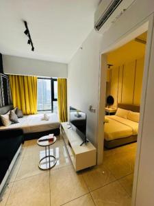 เตียงในห้องที่ Axon Residence Bukit Bintang By Family Sweet