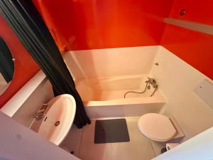 a small bathroom with a tub and a toilet at Douceur Alpine - Arc 2000 - Ski IN OUT - Conciergerie du Varet in Bourg-Saint-Maurice +11 photos