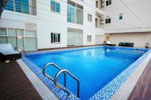 ラホールにあるZameen Opal Grand Executive Hotel Apartments Lahoreの建物内の青い水の大きなプール