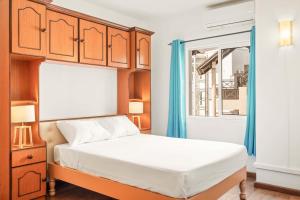 a bedroom with a bed and a window at Sunset Cove - 3Ch, Vue Lagon & Accès Plage in Grand Baie