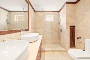 a bathroom with two sinks and a shower at Sunset Cove - 3Ch, Vue Lagon & Accès Plage in Grand Baie +24 photos