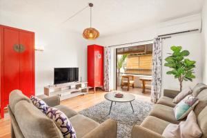 a living room with a couch and a table at Sunset Cove - 3Ch, Vue Lagon & Accès Plage in Grand Baie