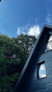 ein Haus mit Fenster und Bäumen im Hintergrund in der Unterkunft Mura Doftana in Seciuri + 46 Fotos