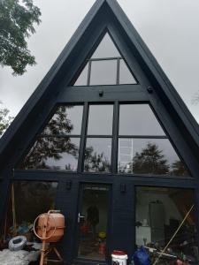 ein Haus, das mit großen Glasfenstern gebaut wird in der Unterkunft Mura in Seciuri