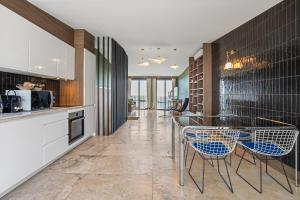 una cucina con un tavolo e sedie in una stanza di Maison Lacroix - Duplex a Sète