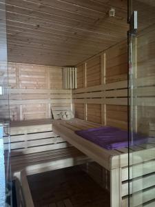 Postel nebo postele na pokoji v ubytování Beim Goldenen Dackel -Atelierhaus im Hof