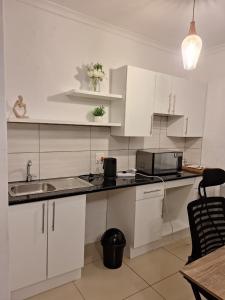 Η κουζίνα ή μικρή κουζίνα στο M&M2 Guest Lodges