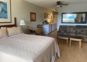 Un dormitorio con una cama blanca y un sofá. en Ocean view studio 1k ft from water, en Kihei 30 fotos más