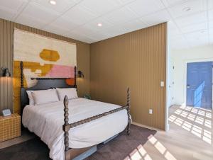 Un dormitorio con una cama con un cuadro en la pared. en The Optimist Guesthouse | 1, en Camden