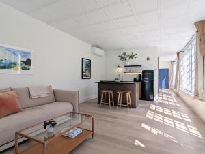 una sala de estar con un sofá y una mesa en The Optimist Guesthouse | 1, en Camden