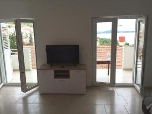 TV a/nebo společenská místnost v ubytování House with Sea View