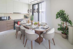 ガントートにあるFrank Porter - Greenview 3, Emaar Southの部屋にテーブルと椅子のあるキッチン