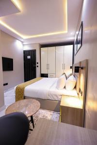 Giường trong phòng chung tại Ringruby Hotel, Oduduwa Way +13 ảnh