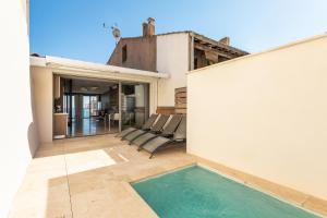 una piscina sul tetto di una casa di Maison Lacroix - Duplex a Sète