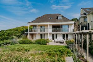 Κήπος έξω από το Ponderosa 5-Bed Coastal Retreat with Studio, Sauna & Sea Views