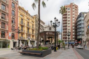 eine Straße in einer Stadt mit Gebäuden und einem Tor in der Unterkunft LC Apartaments Centro Plaza la Paz in Castellón de la Plana
