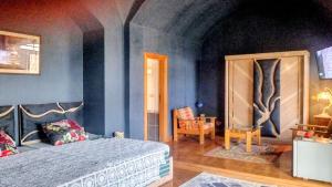 een slaapkamer met een bed in een kamer met blauwe muren bij Alf Layla Resort in Caïro +41 foto's