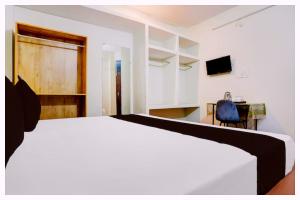 Un pat sau paturi într-o cameră la Hotel Apsara Palace Near Shri Sai Baba Samadhi Mandir