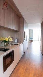 una cucina con un vaso di fiori gialli sul bancone di Ha Long Bay Ocean View Apartment Hotel ALaCarte a Ha Long