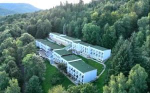 una vista aérea de un edificio en medio de un bosque en Apartament NIEBO Ustroń, en Ustroń 10 fotos más