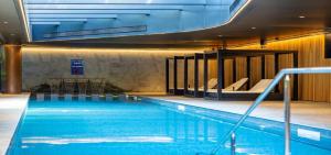 Piscina de la sau aproape de Elegant 2-Bedroom Luxury Apartment in Albert Park with Parking, Gym and Pool