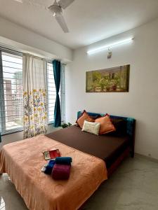une chambre avec un lit avec deux oreillers dessus dans l'établissement Casa Bloom - 2 BHK - Balewadi - Family Only, à Pune
