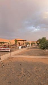 pusta droga w środku pustyni w obiekcie Desert luxury w mieście Merzouga