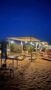 pawilon na plaży w nocy z oświetleniem w obiekcie Desert luxury w mieście Merzouga