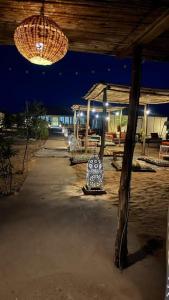 pawilon ze stołem i żyrandolem w nocy w obiekcie Desert luxury w mieście Merzouga