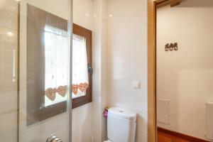 Un baño con inodoro y ducha de cristal. en Casa Independiente En Angoustrine, en Angoustrine 20 fotos más