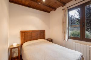 un dormitorio con una cama y una ventana en Casa Independiente En Angoustrine, en Angoustrine