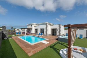 a villa with a swimming pool in a yard at Villa Los Alisios 58 in Playa Blanca