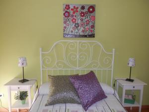 - une chambre avec un lit blanc avec deux tables et un tableau dans l'établissement Acogedor Apartamento En Huesca, à Huesca