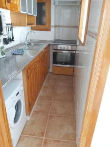 une cuisine avec un évier et un lave-vaisselle dans l'établissement Apartamento Vista ET88PL, à Es Pujols