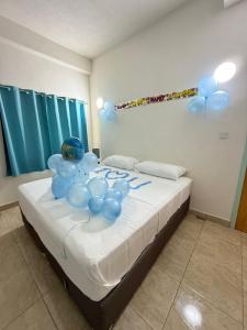 Cette chambre comprend un lit avec des ballons bleus. dans l'établissement You 4 Ric Piton Suites, à Soufrière