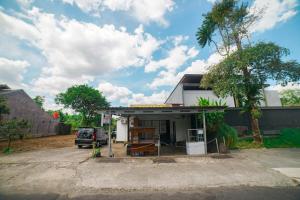 une voiture garée devant une petite maison dans l'établissement Halona Taraman Guest House by Yurooms, à Ngemplak 23 autres photos