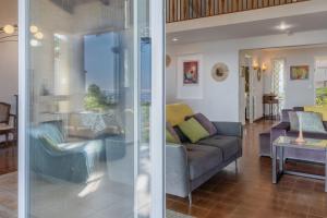 ein Wohnzimmer mit Sofa und Tisch in der Unterkunft Villa Les 3 frères in San-Nicolao