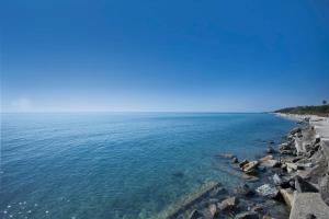 Blick auf das Meer von einer felsigen Küste in der Unterkunft Villa Les 3 frères in San-Nicolao