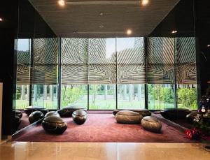 een woonkamer met een grote kamer met grote ramen bij Rhythm sukhumvit 36 two bedrooms in Bangkok +32 foto's