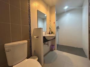 Ένα μπάνιο στο Private house in the city for Fam +24 φωτογραφίες