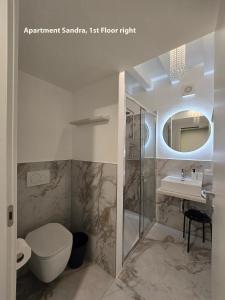 贝拉吉奥Casa Montebello的浴室里有马桶、洗手池和镜子。 更多48张照片