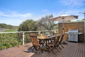 Un balcon sau o terasă la Hot Tub & FIRE PIT! - Your Serene Coastal Getaway