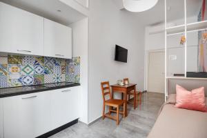 ローマにあるJoyful Termini Boutique Guest Houseのソファとテーブルのあるリビングルーム